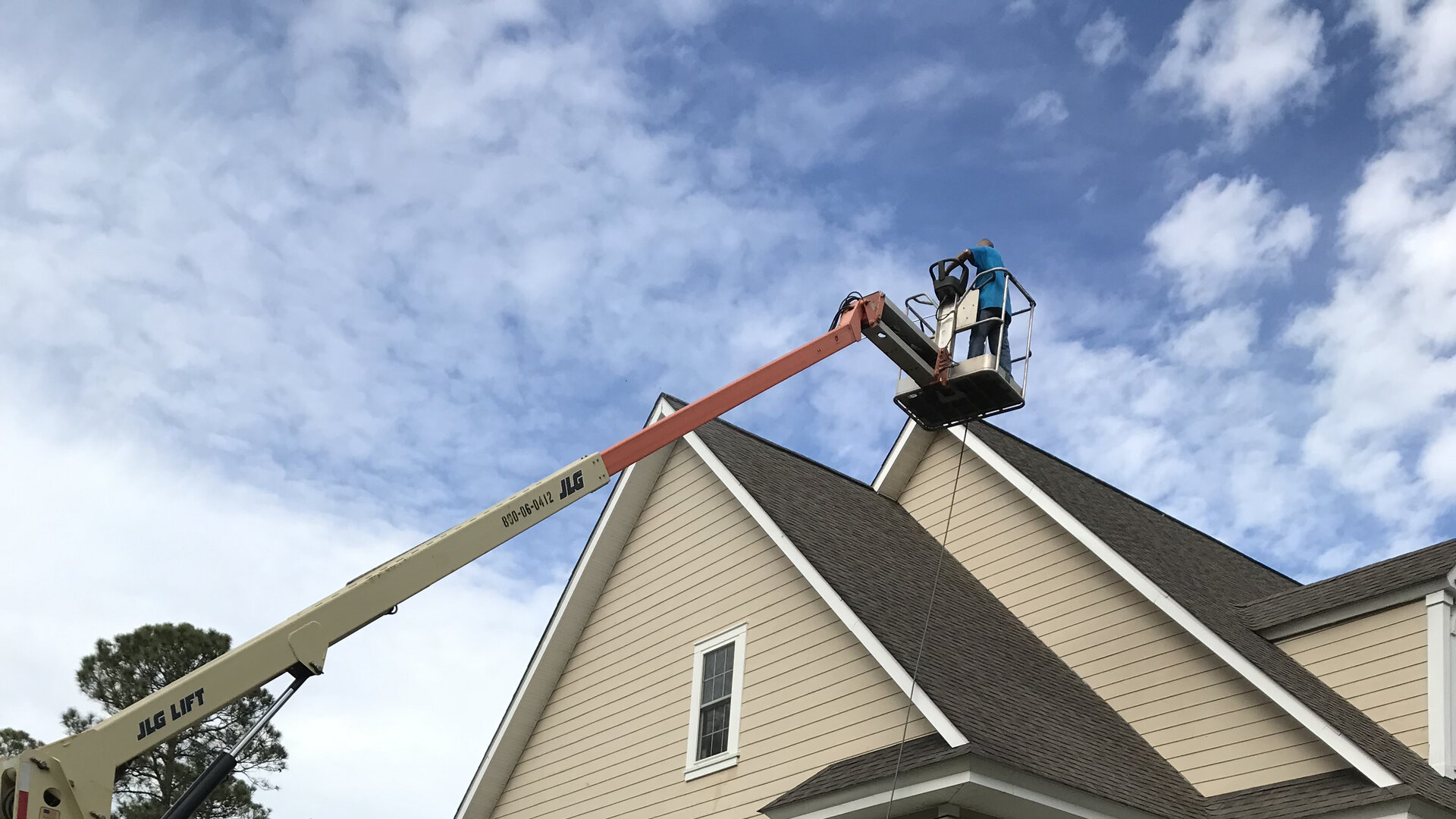 Browns Painting crew on JLG boom lift at Southern home
